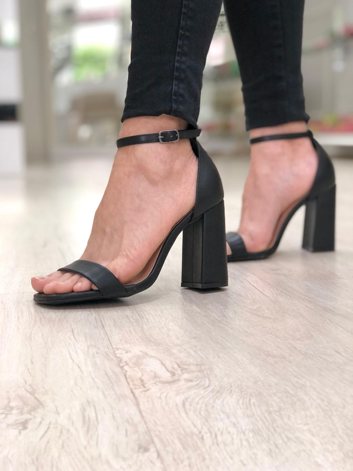 Sandália Gisele Salto Bloco Preto | Salto Sete