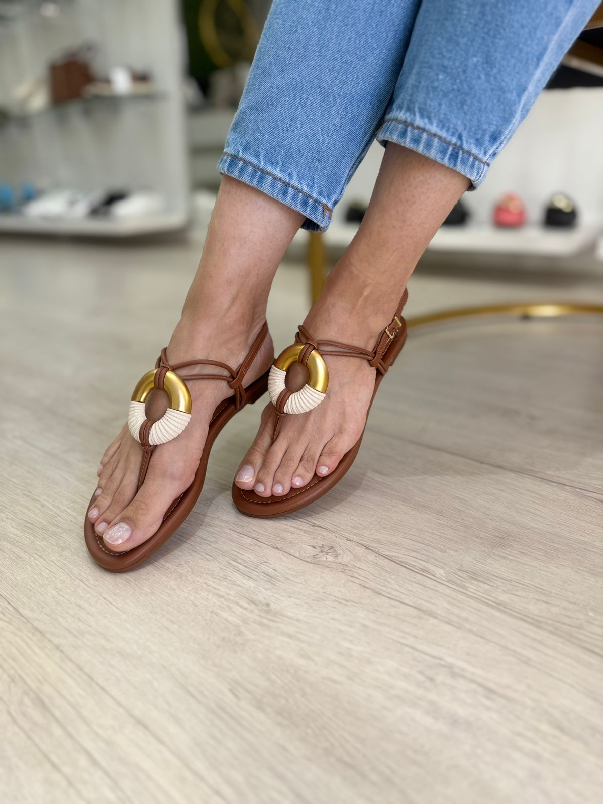 Sandália Rasteira Feminina Conchas Dourado | Salto Sete