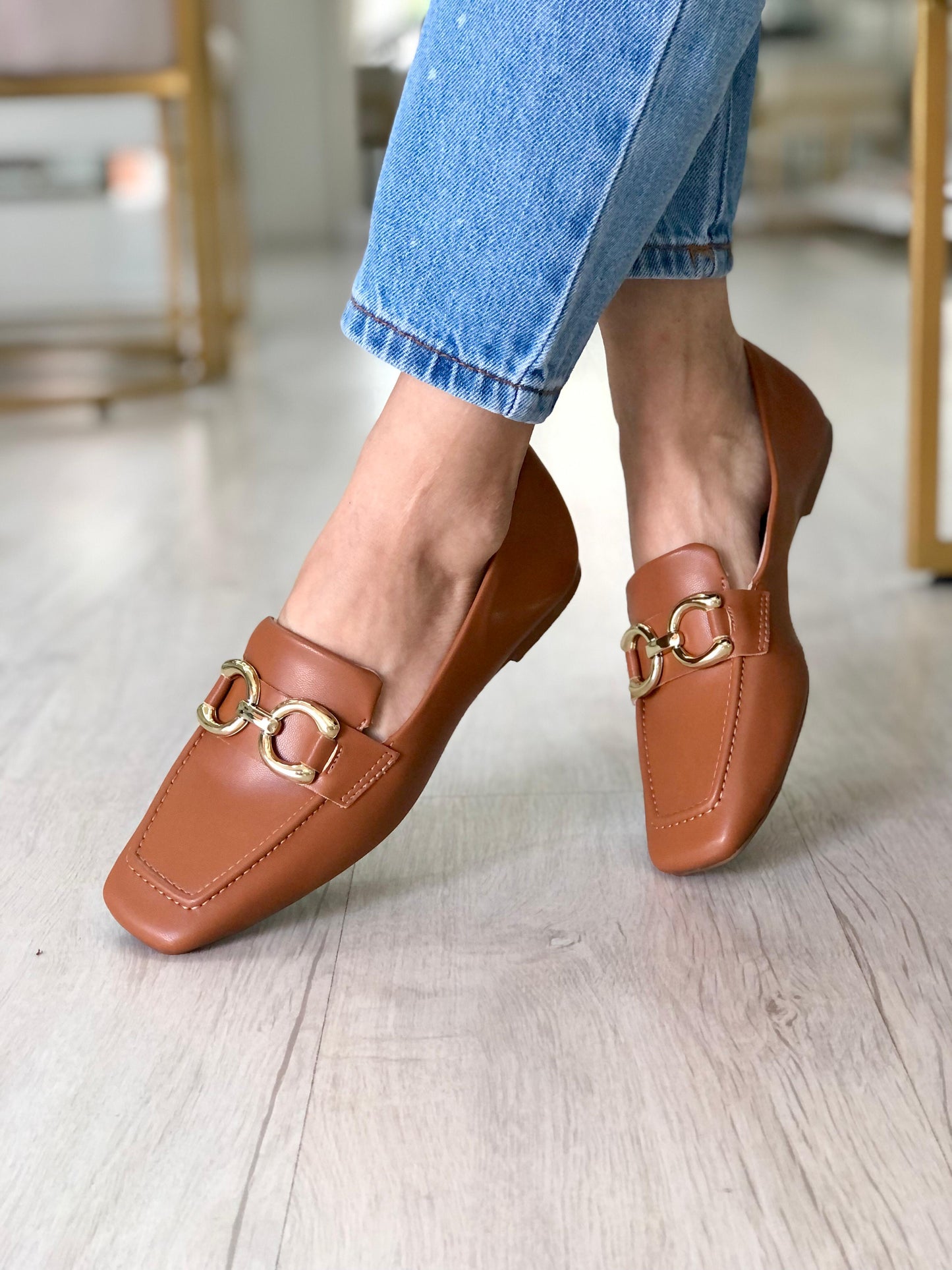 Mocassim Marrom Claro Fivela Dourada | Salto Sete