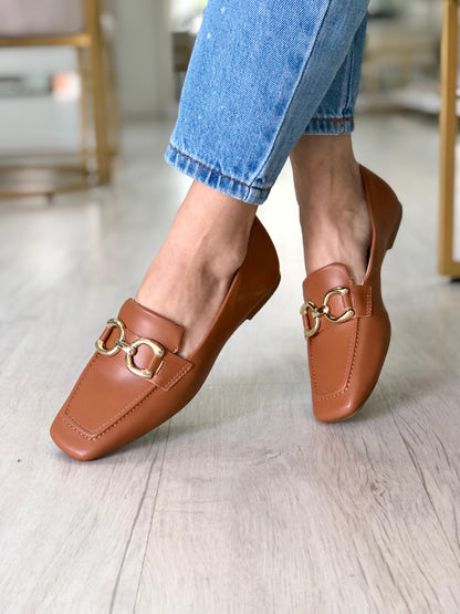 Mocassim Marrom Claro Fivela Dourada | Salto Sete