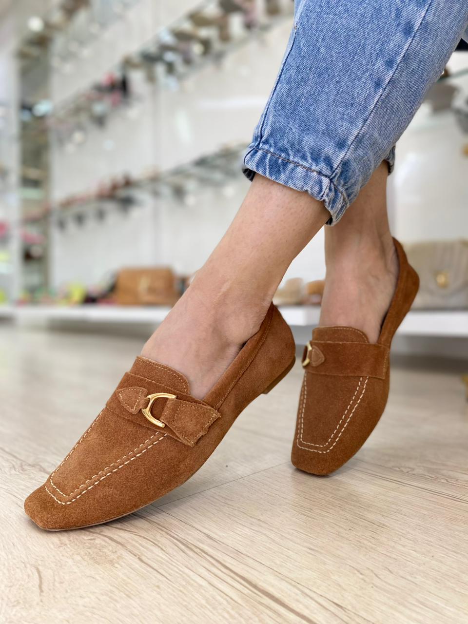 Mocassim Feminino Camurça Marrom com Fivela | Salto Sete