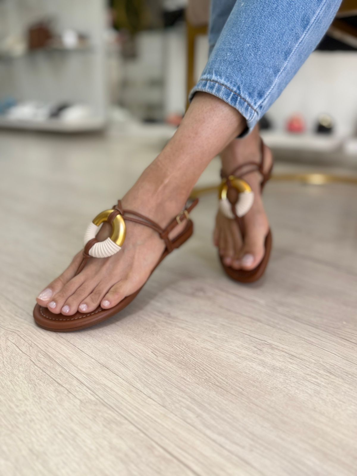 Sandália Rasteira Feminina Conchas Dourado | Salto Sete
