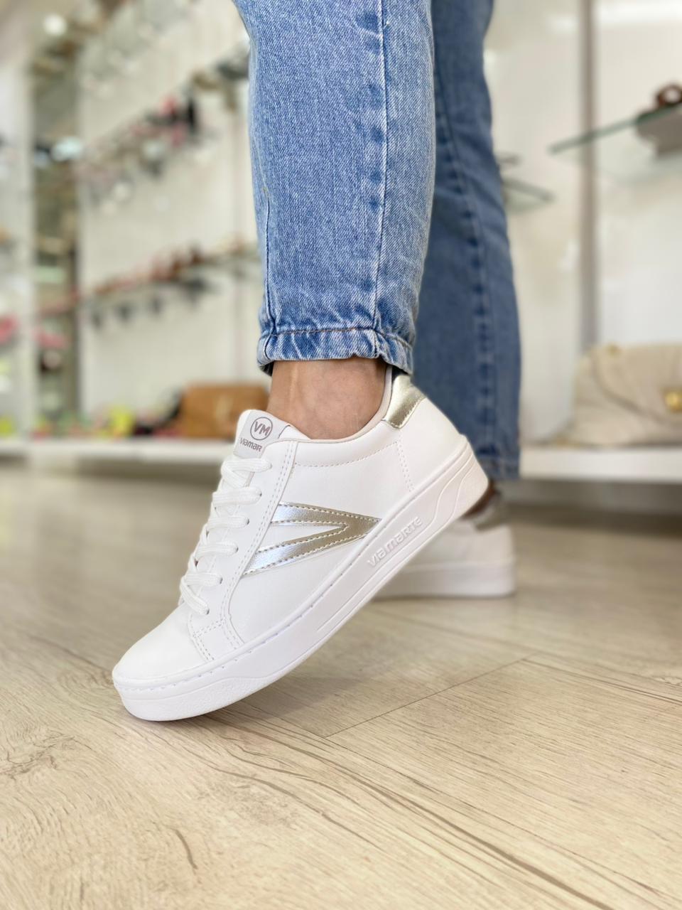 Tênis Casual Branco Detalhe Metalizado | Salto Sete
