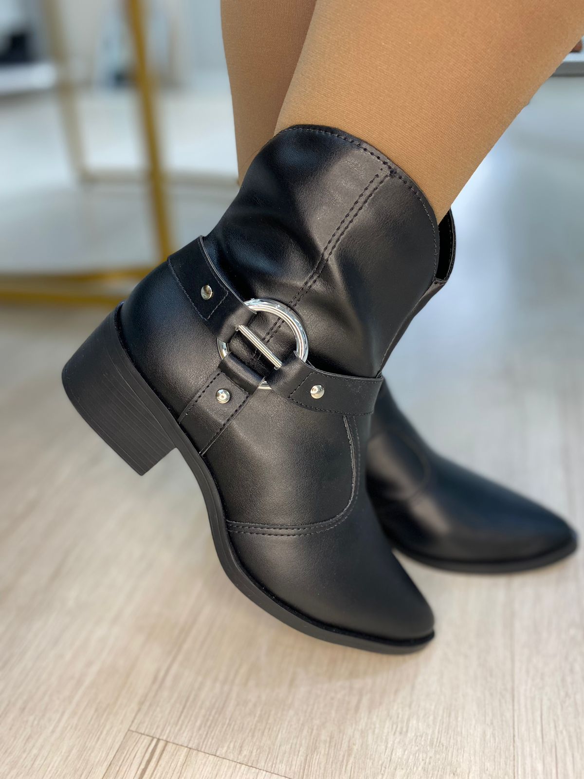 Bota Western com Fivela Preta | Salto Sete