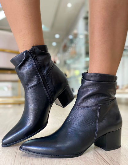 Bota Feminina Couro Aurora Slouch Preta | Salto Sete
