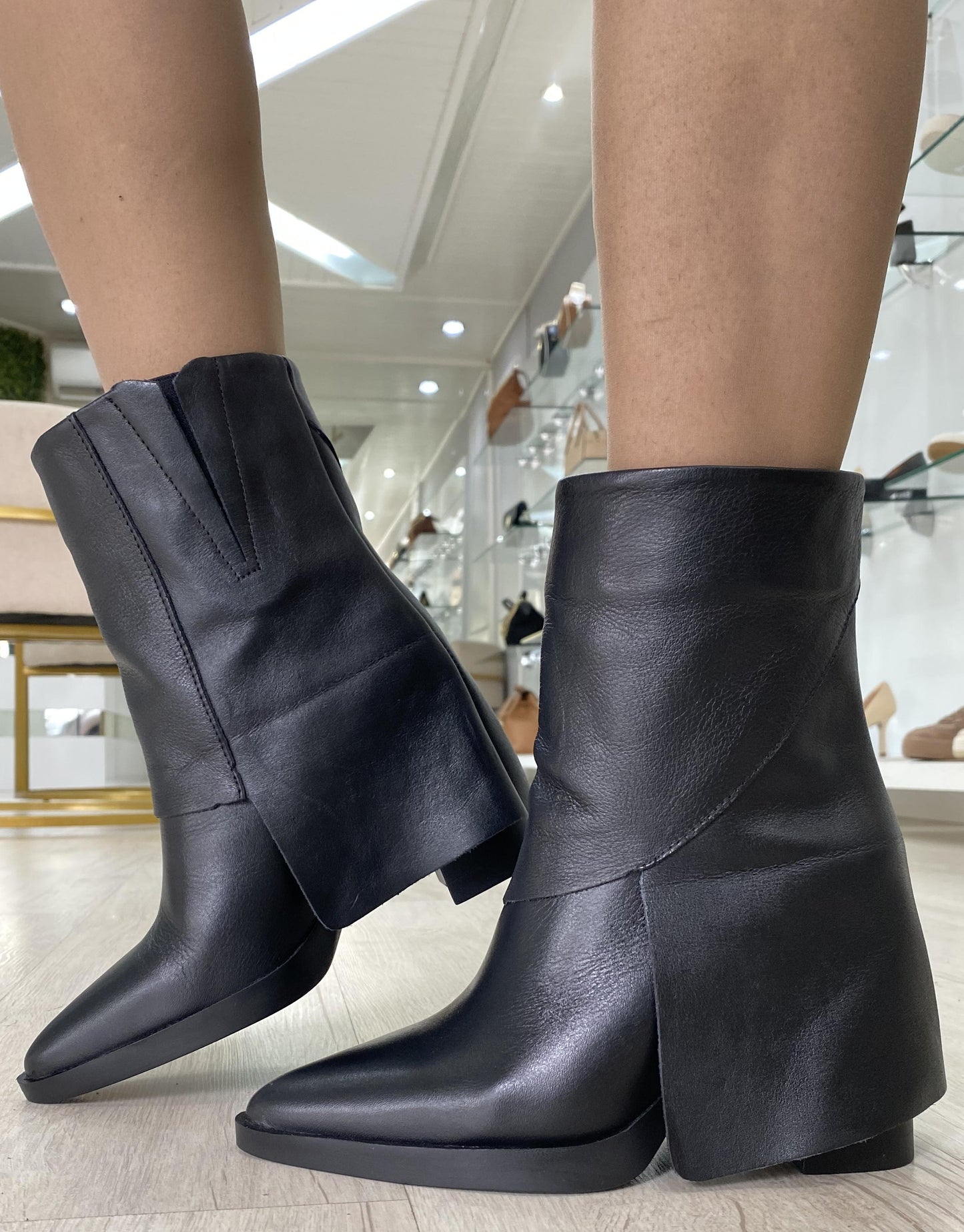 Bota Feminina Couro com Capa Preta | Salto Sete