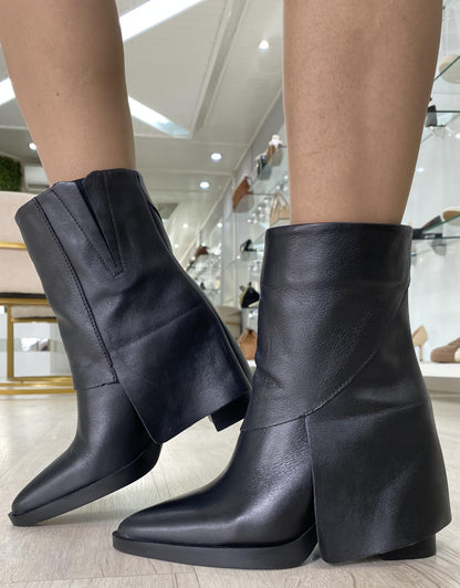 Bota Feminina Couro com Capa Preta | Salto Sete