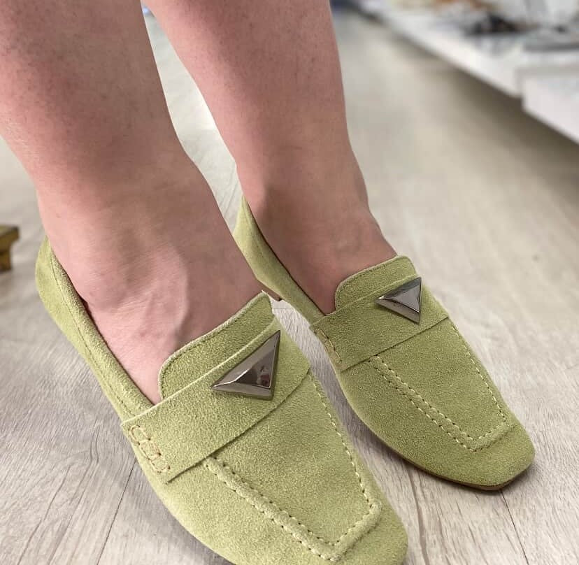 Mocassim Feminino Couro Detalhe Metálico | Salto Sete