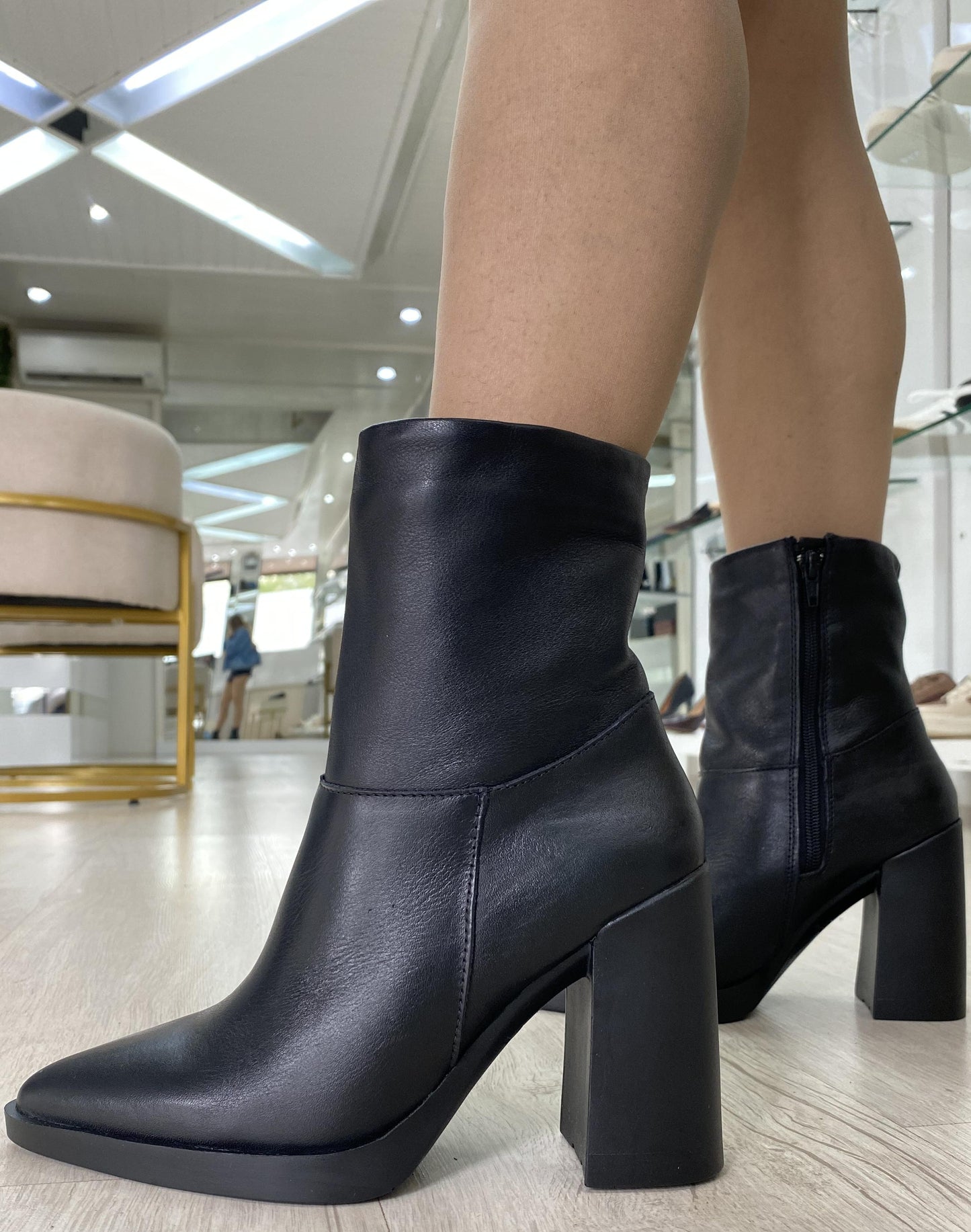 Bota Feminina Couro com Capa Preta | Salto Sete