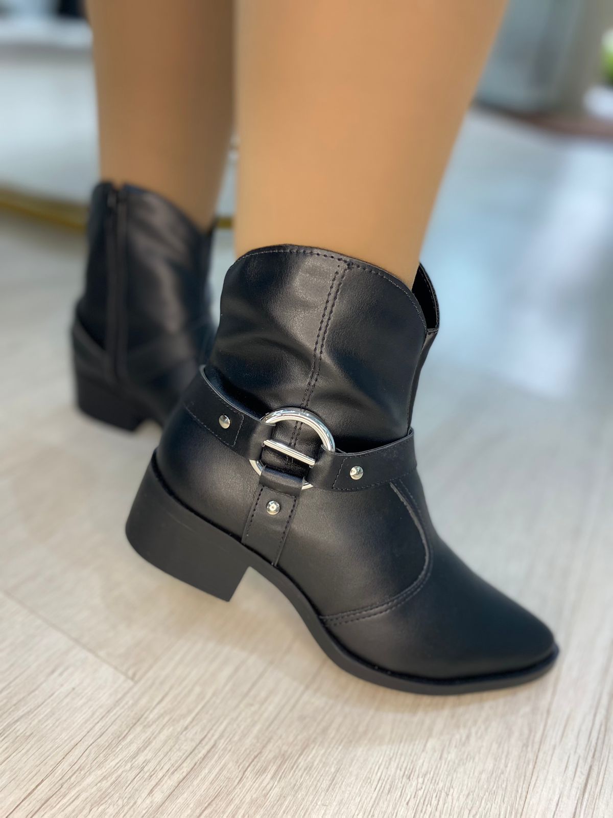 Bota Western com Fivela Preta | Salto Sete